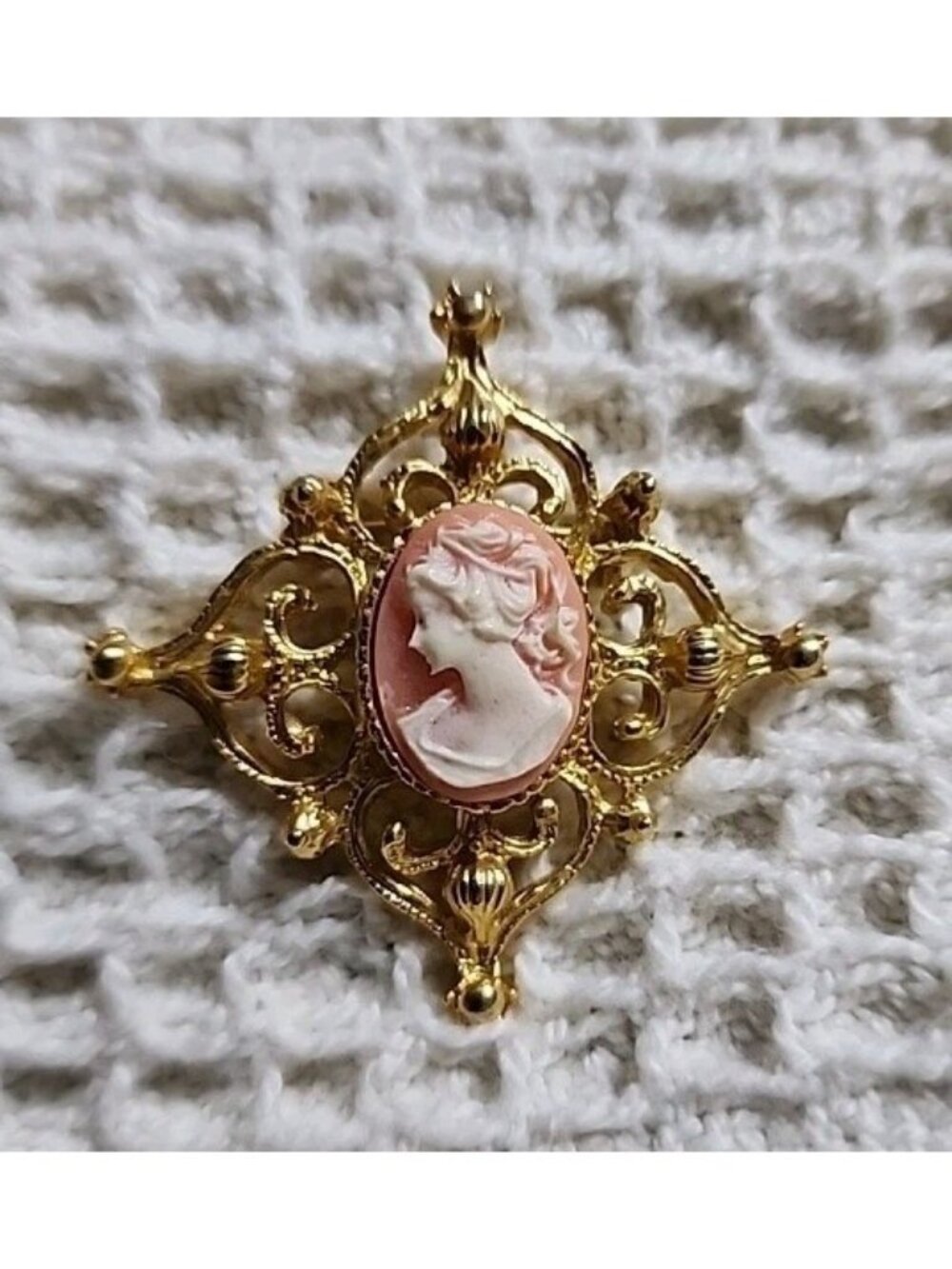 Vtg Signed AAI Cameo Lucite Woman Lady Carved Gold Tone Brooch Pink Pretty